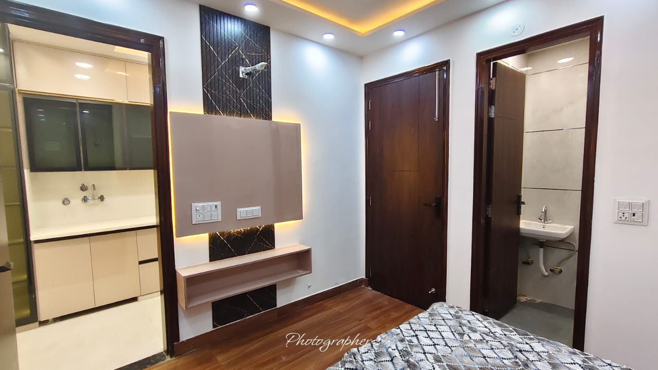 3 BHK Flat for Sale in Mohan Garden, Rama Park Road – Front Side | Lift & Parking