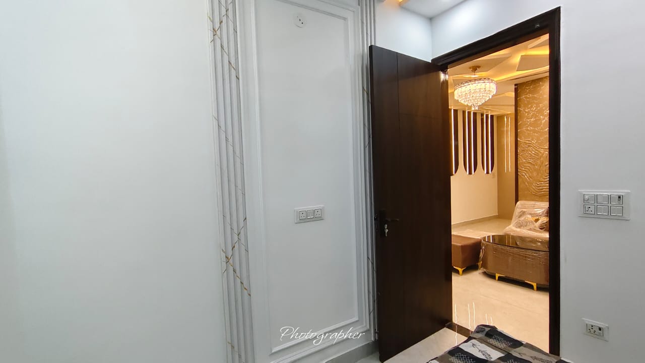 3 BHK Flat for Sale in Mohan Garden, Rama Park Road – Front Side | Lift & Parking