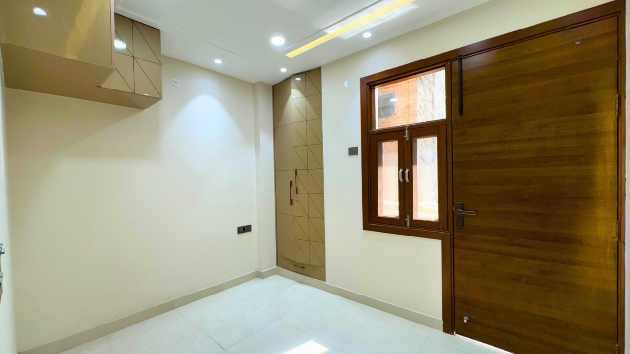 1 BHK Flat for Sale in Dwarka Mor, New Delhi