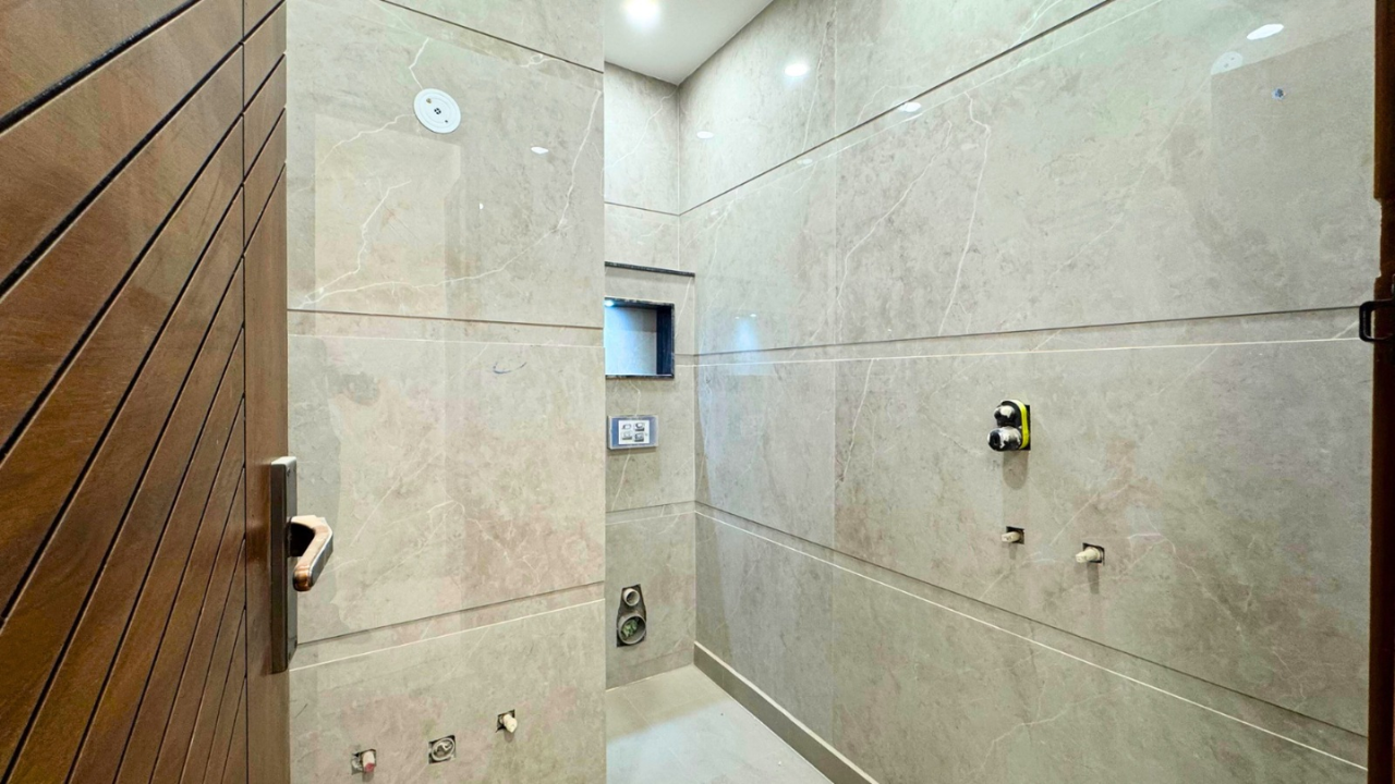 🏡 2 BHK Flat for Sale – Mohan Garden, Dwarka Mor