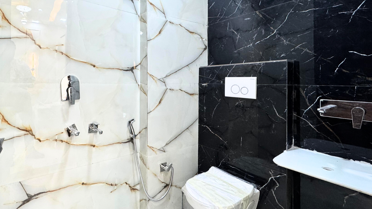 Front Facing 2 BHK Flat in Dwarka Mor – Close to Metro Station