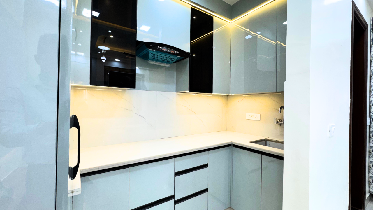 Front Facing 2 BHK Flat in Dwarka Mor – Close to Metro Station