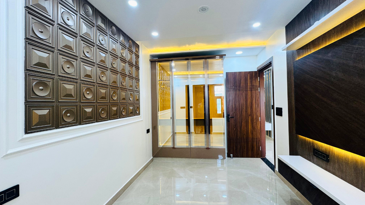 Spacious 3 BHK Independent Floor in Dwarka Mor | Ready to Move Near Metro