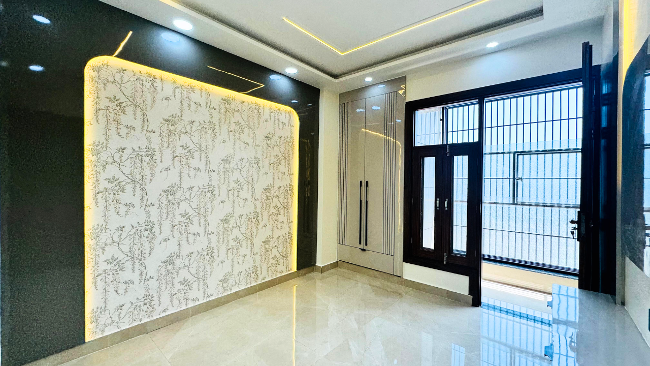 Spacious 3 BHK Independent Floor in Dwarka Mor | Ready to Move Near Metro