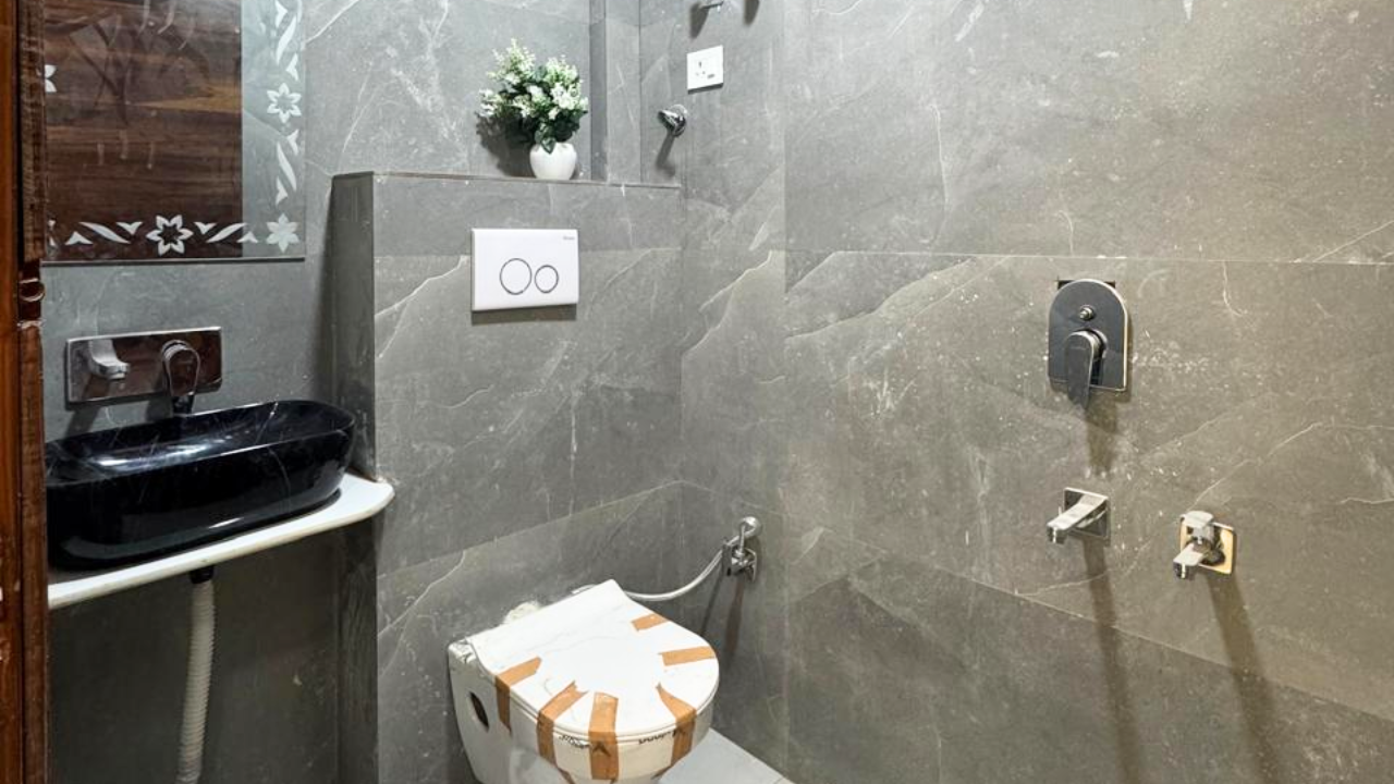 Low Budget 1BHK Flat for Sale in Mohan Garden, Dwarka Mor Delhi