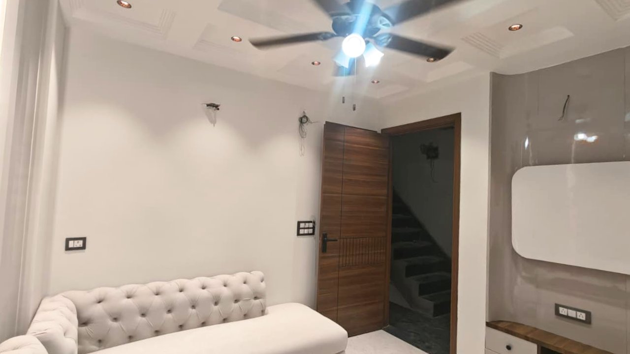 Affordable 1 BHK Flat in Parshuram Chowk Mohan Garden Delhi | Lift & Car Parking Available