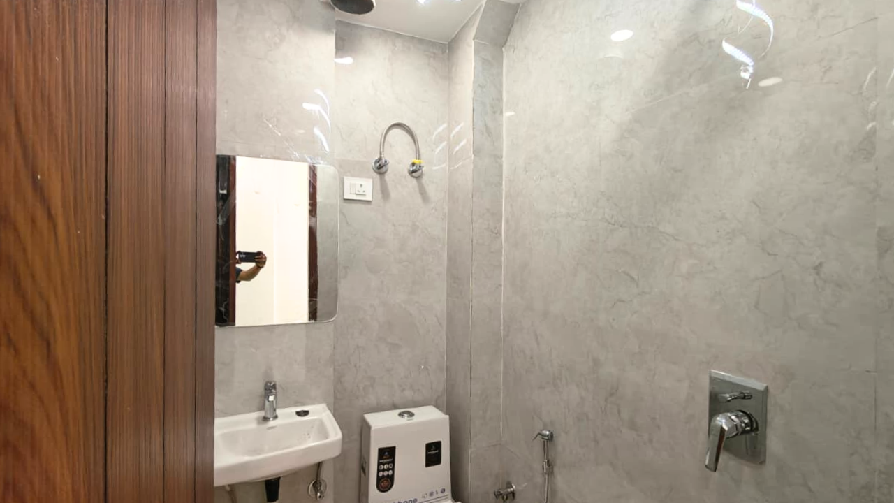 Semi-Furnished 2 BHK Flat in Mohan Garden Near Dwarka Mor Metro