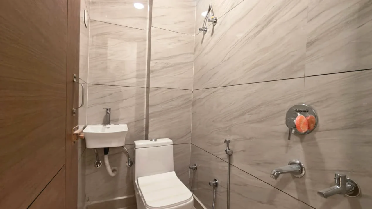 Spacious 2 BHK Flat in Vipin Garden Near Dwarka Mor Metro