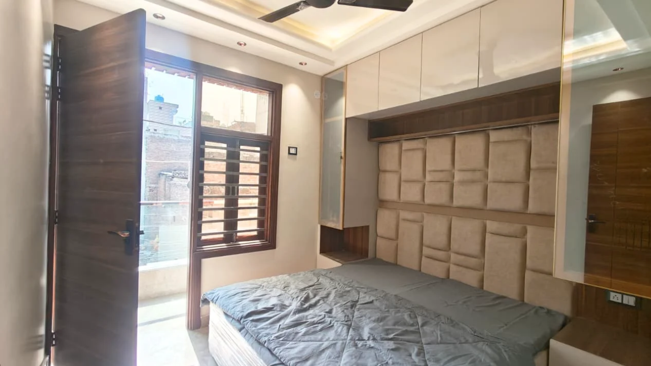Looking for a 2 BHK Flat for Sale in Mohan Garden, Delhi?