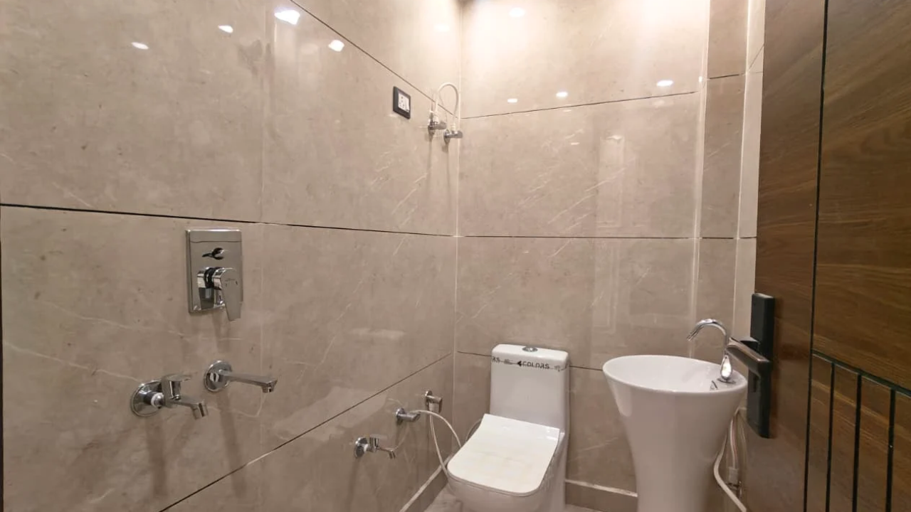 Looking for a 2 BHK Flat for Sale in Mohan Garden, Delhi?